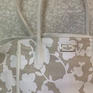 Kate Spade tan and white flowers